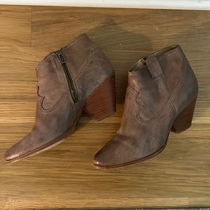 Frye Reina bootie size 8